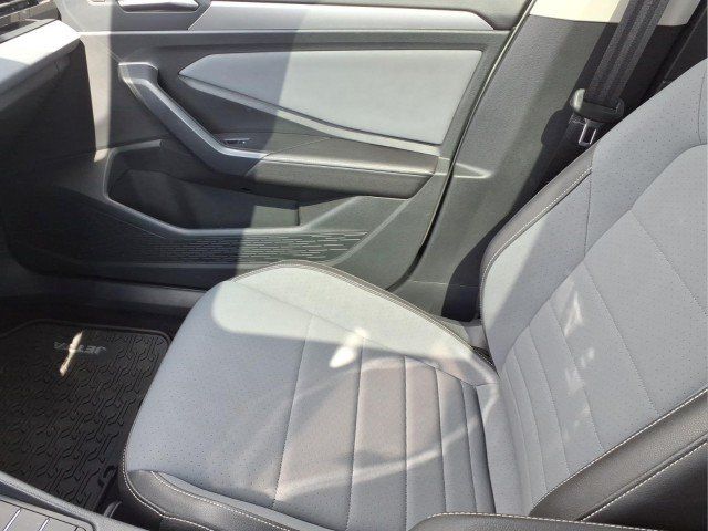 Certified 2025 Volkswagen Jetta SE w/ Sunroof Package FWD image 14
