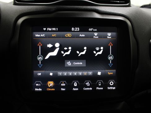 Used 2023 Jeep Renegade Latitude w/ Premium Group image 16