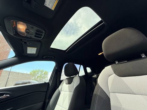 Used 2024 Chevrolet Trax RS w/ Sunroof Package image 17