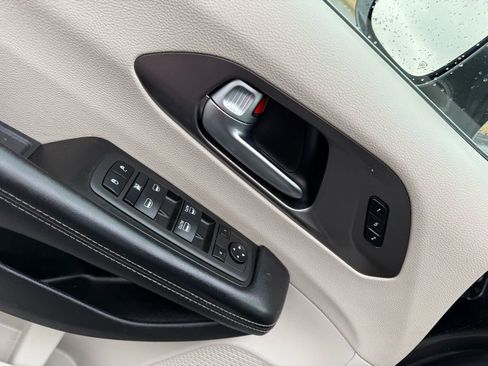 Used 2022 Chrysler Pacifica Touring-L image 12