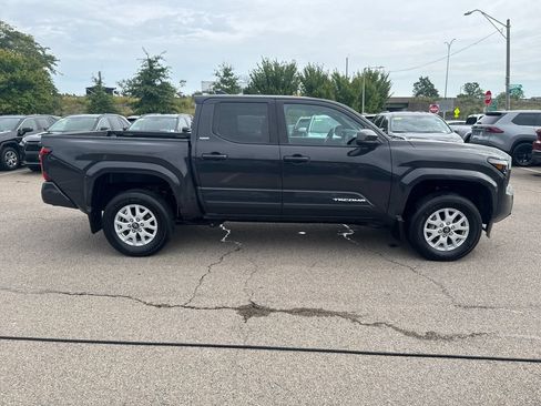 Used 2025 Toyota Tacoma SR5 w/ SR5 Upgrade Package AWD/4WD image 9
