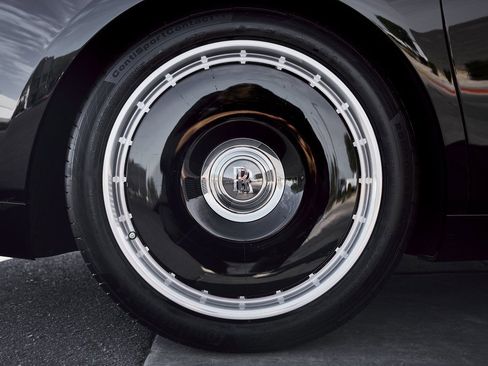 Used 2024 Rolls-Royce Phantom Sedan image 25