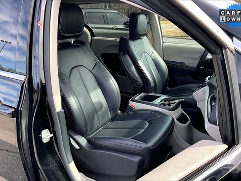 Used 2024 Chrysler Pacifica Touring-L image 7