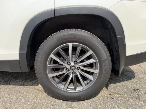 Used 2019 Toyota Highlander XLE AWD/4WD image 9