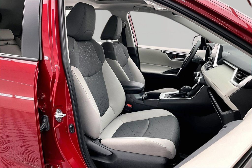 Used 2025 Toyota RAV4 XLE w/ Convenience Package FWD image 7