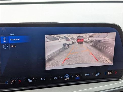 Used 2025 Chevrolet Traverse LT image 13