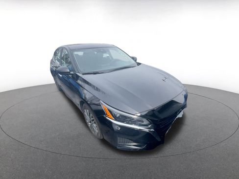 Used 2025 Nissan Altima 2.5 SV image 2