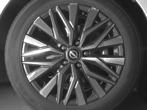 Used 2025 Nissan Altima 2.5 SV FWD image 13