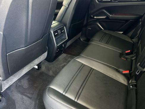 Used 2023 Porsche Cayenne AWD/4WD image 11