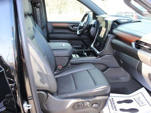 Used 2025 GMC Yukon Denali w/ Denali Reserve Package image 18