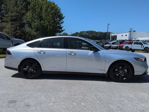 Used 2025 Honda Accord Sport image 3