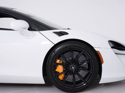 Used 2023 McLaren Artura RWD image 16