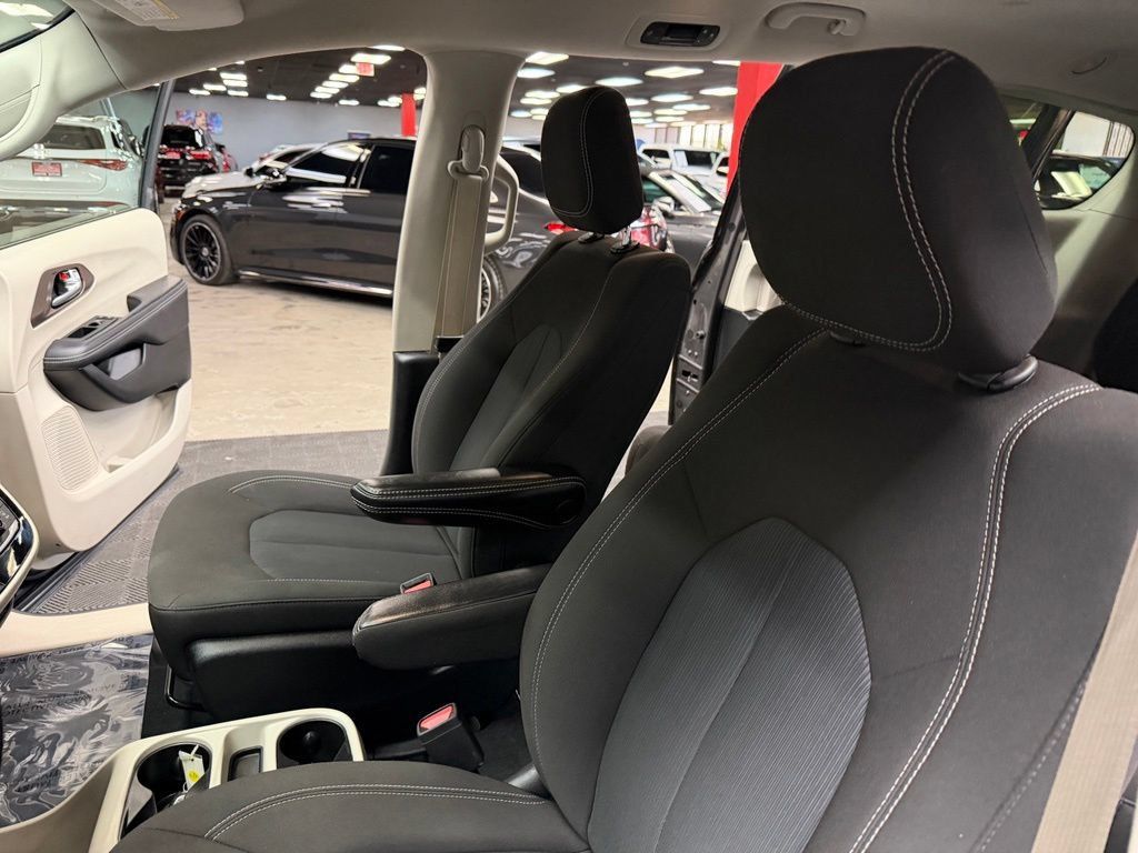 Used 2023 Chrysler Voyager LX FWD image 34