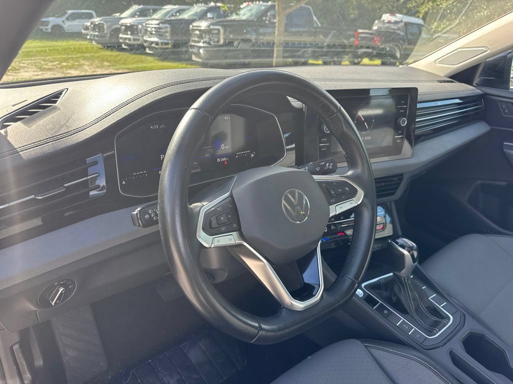 Used 2025 Volkswagen Jetta SE FWD image 9