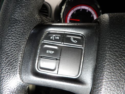 Used 2019 Dodge Grand Caravan SE w/ UConnect Hands-Free Group FWD image 18