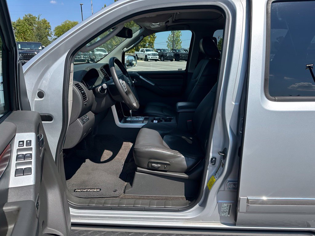 Used 2012 Nissan Pathfinder LE RWD image 11