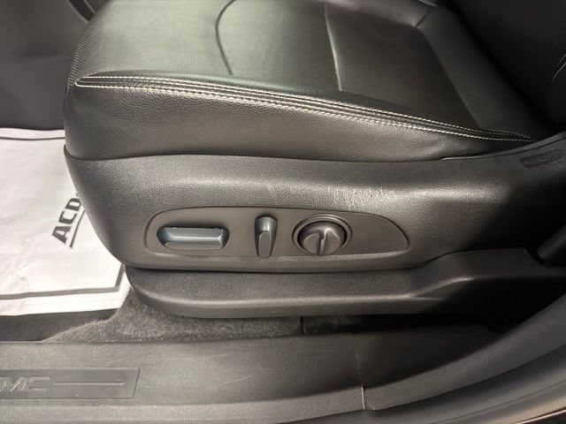 Used 2024 GMC Terrain SLT AWD/4WD image 12