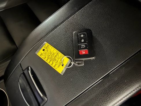 Used 2018 Toyota Highlander XLE AWD/4WD image 23