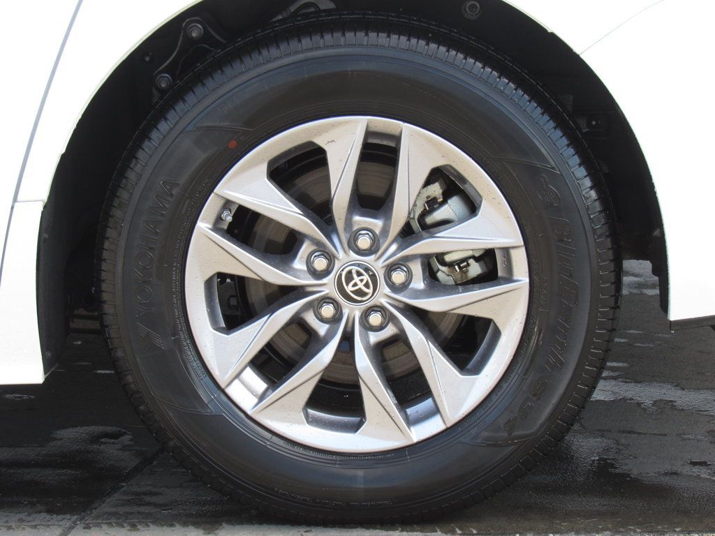 Certified 2023 Toyota Sienna XLE FWD image 38
