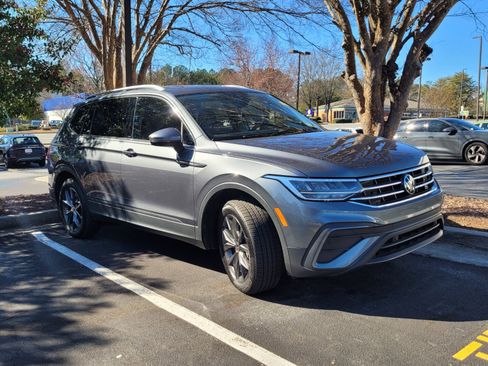 Used 2024 Volkswagen Tiguan SE image 1