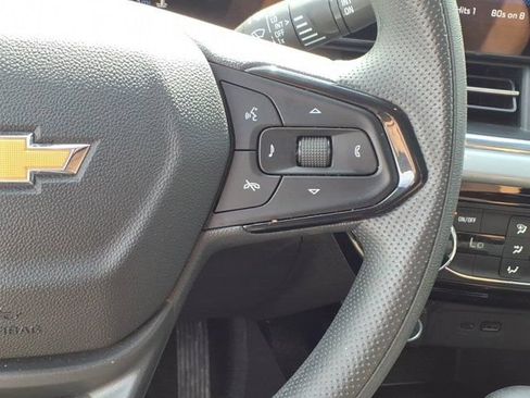 Used 2025 Chevrolet Trax LT FWD image 18