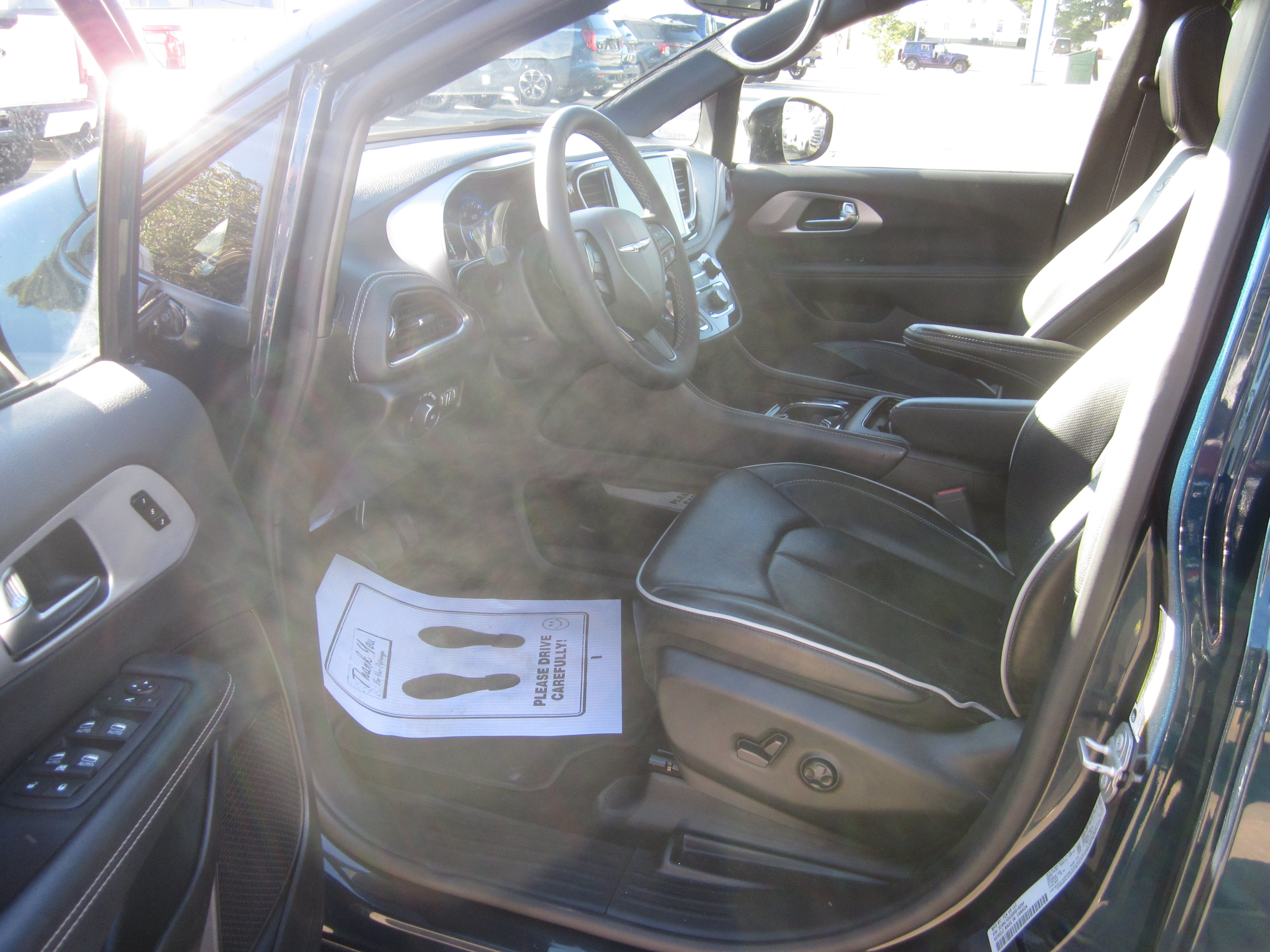 Used 2025 Chrysler Pacifica Limited FWD image 11