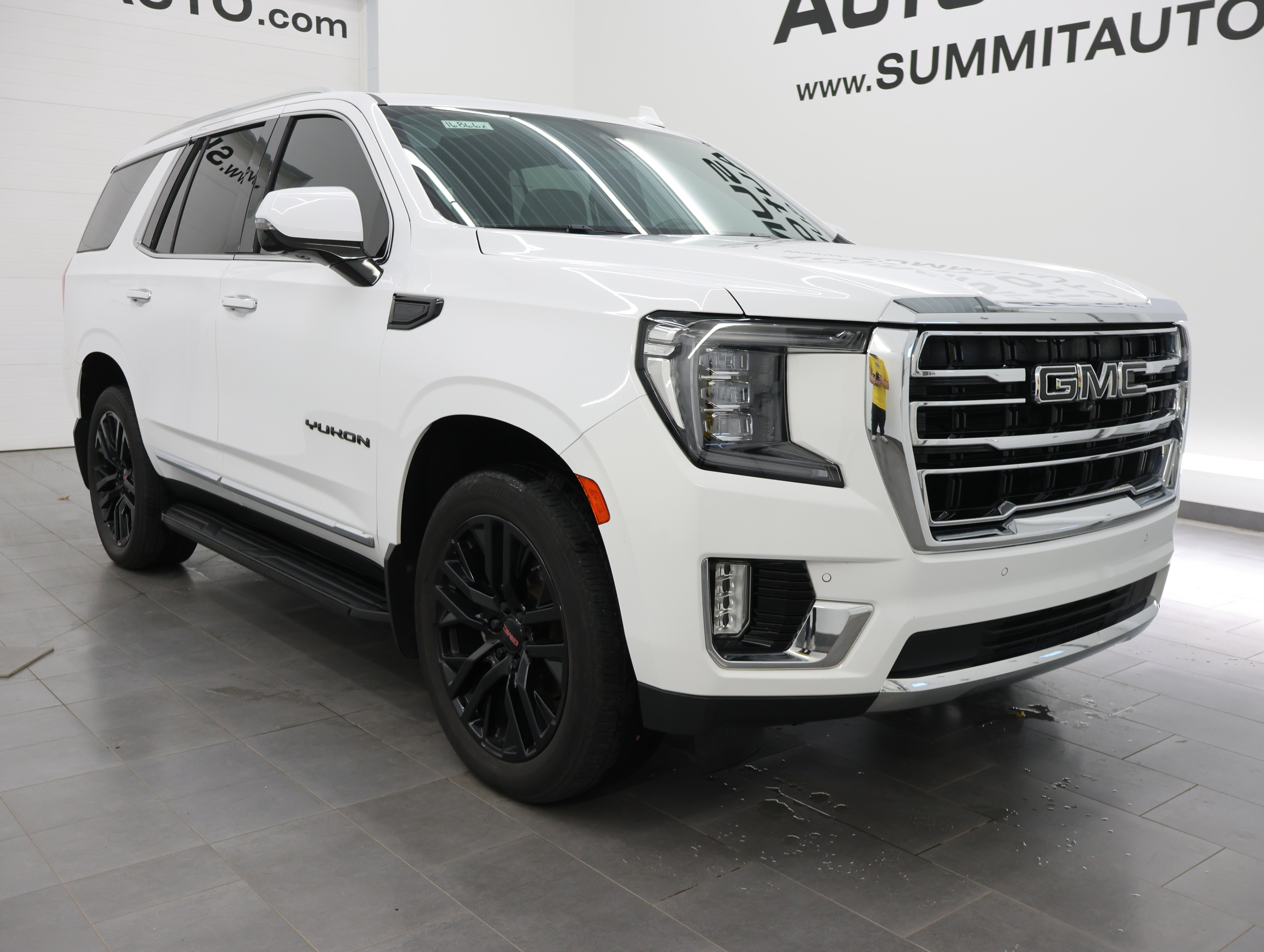 Used 2023 GMC Yukon SLT AWD/4WD image 2