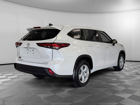 Used 2024 Toyota Highlander LE image 8