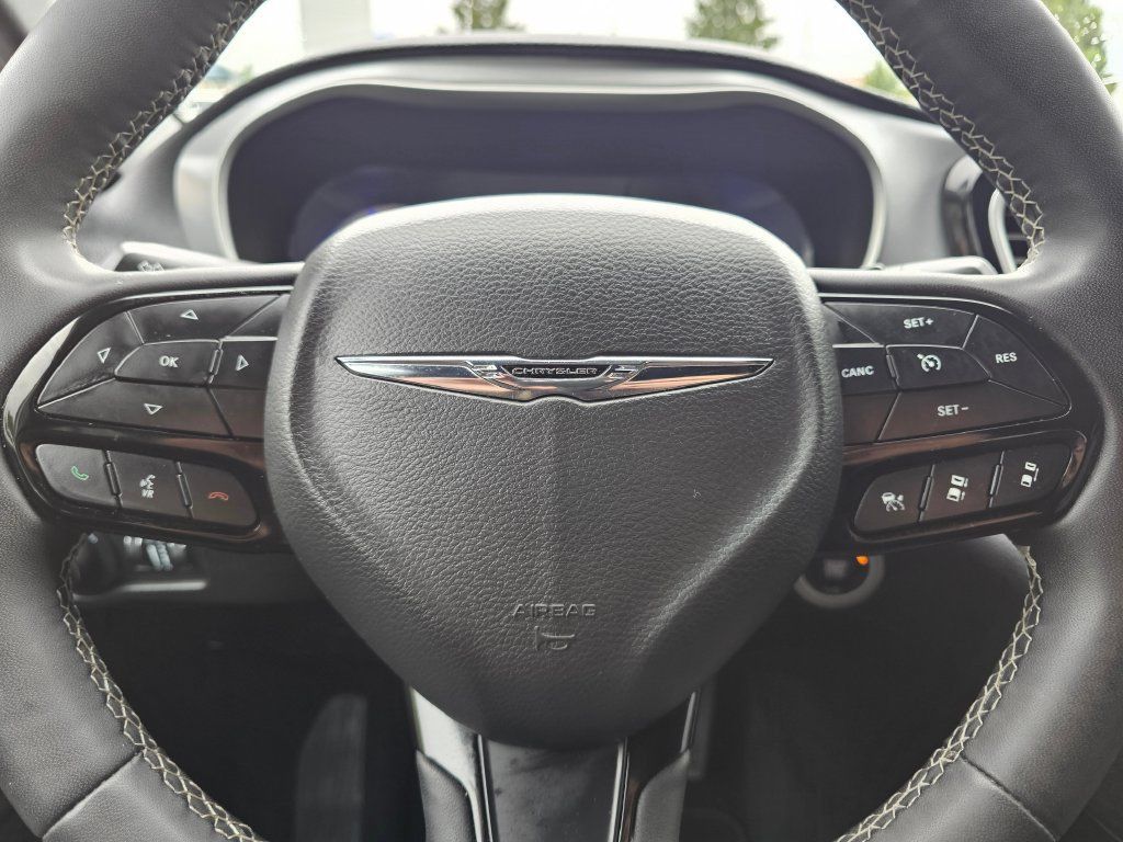 Used 2024 Chrysler Pacifica Limited FWD image 19