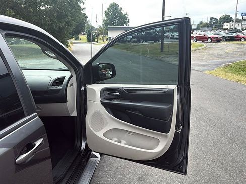 Used 2018 Dodge Grand Caravan SE w/ UConnect Hands-Free Group FWD image 32