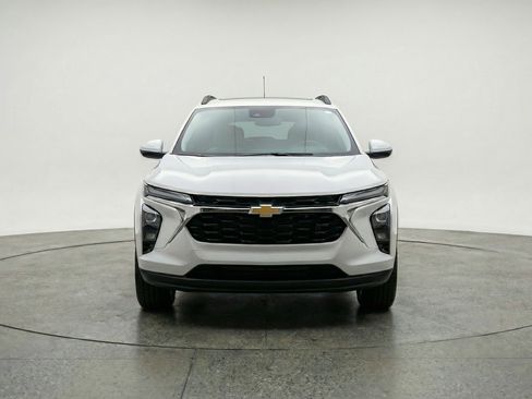 Used 2025 Chevrolet Trax LT w/ LT Convenience Package image 2