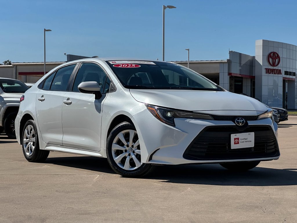 Used 2025 Toyota Corolla LE FWD image 1