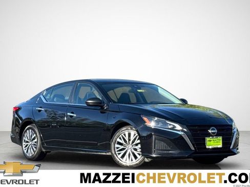 Used 2024 Nissan Altima 2.5 SV image 1