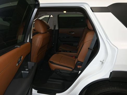 Used 2025 Nissan Pathfinder Platinum FWD image 18