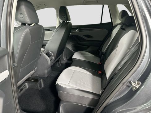 Certified 2025 Volkswagen Tiguan SE image 13