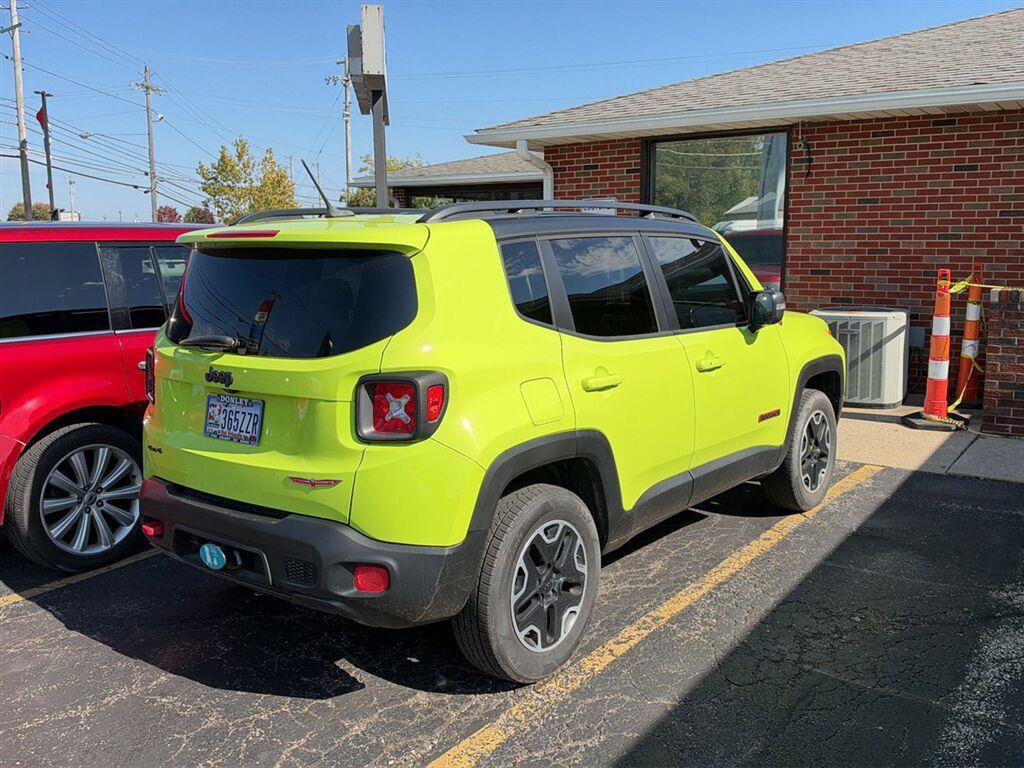 Used 2017 Jeep Renegade Trailhawk w/ Premium Trailhawk Package AWD/4WD image 2