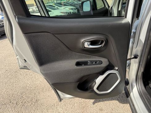 Used 2018 Jeep Renegade Latitude image 13