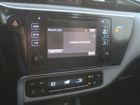 Used 2018 Toyota Corolla LE FWD image 15
