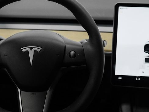 Used 2022 Tesla Model Y Long Range image 25