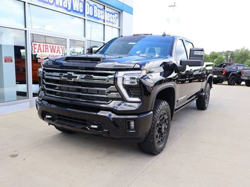 Used 2024 Chevrolet Silverado 2500 High Country w/ High Country Premium Package AWD/4WD image 6