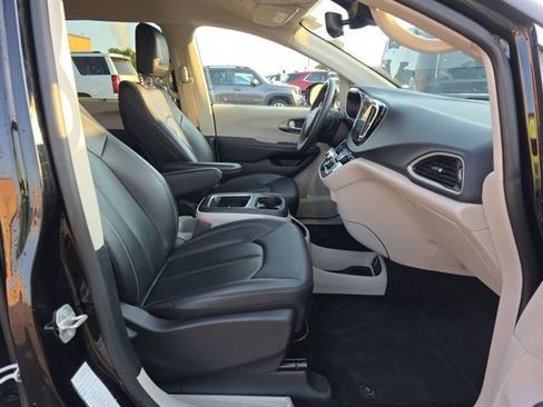 Used 2024 Chrysler Pacifica Touring-L FWD image 12