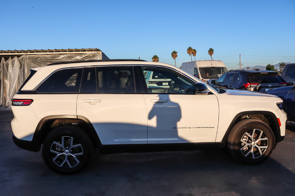 Used 2024 Jeep Grand Cherokee Limited RWD image 12