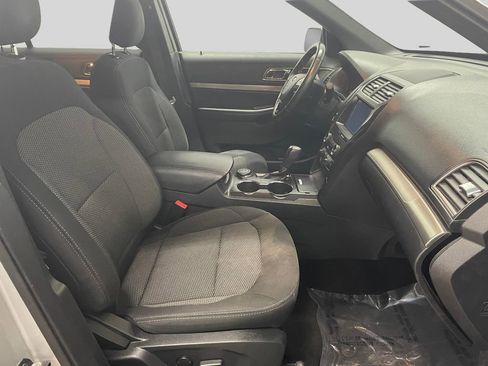 Used 2019 Ford Explorer XLT w/ Equipment Group 201A image 8