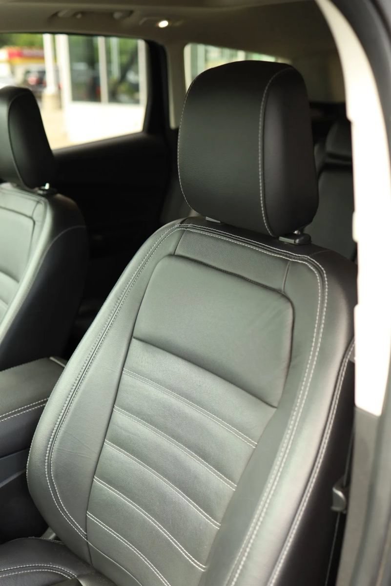 Used 2018 Ford Escape Titanium w/ Ford Safe & Smart Package FWD image 16