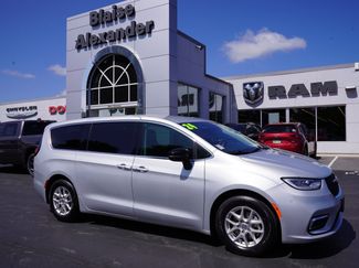 Used 2024 Chrysler Pacifica Touring-L FWD video 1