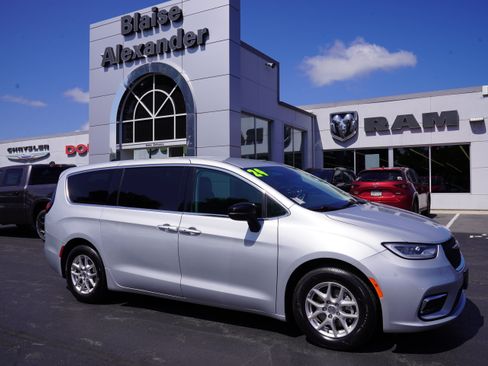 Used 2024 Chrysler Pacifica Touring-L FWD image 1