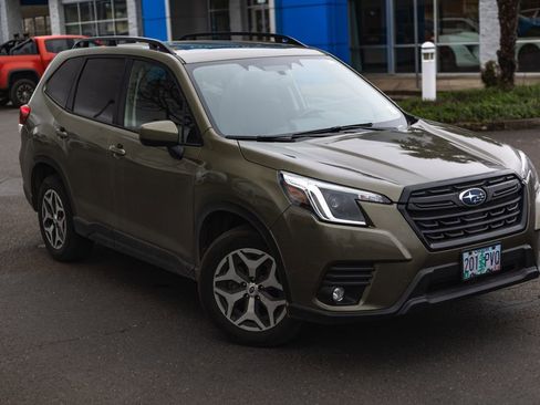 Used 2024 Subaru Forester Premium image 2