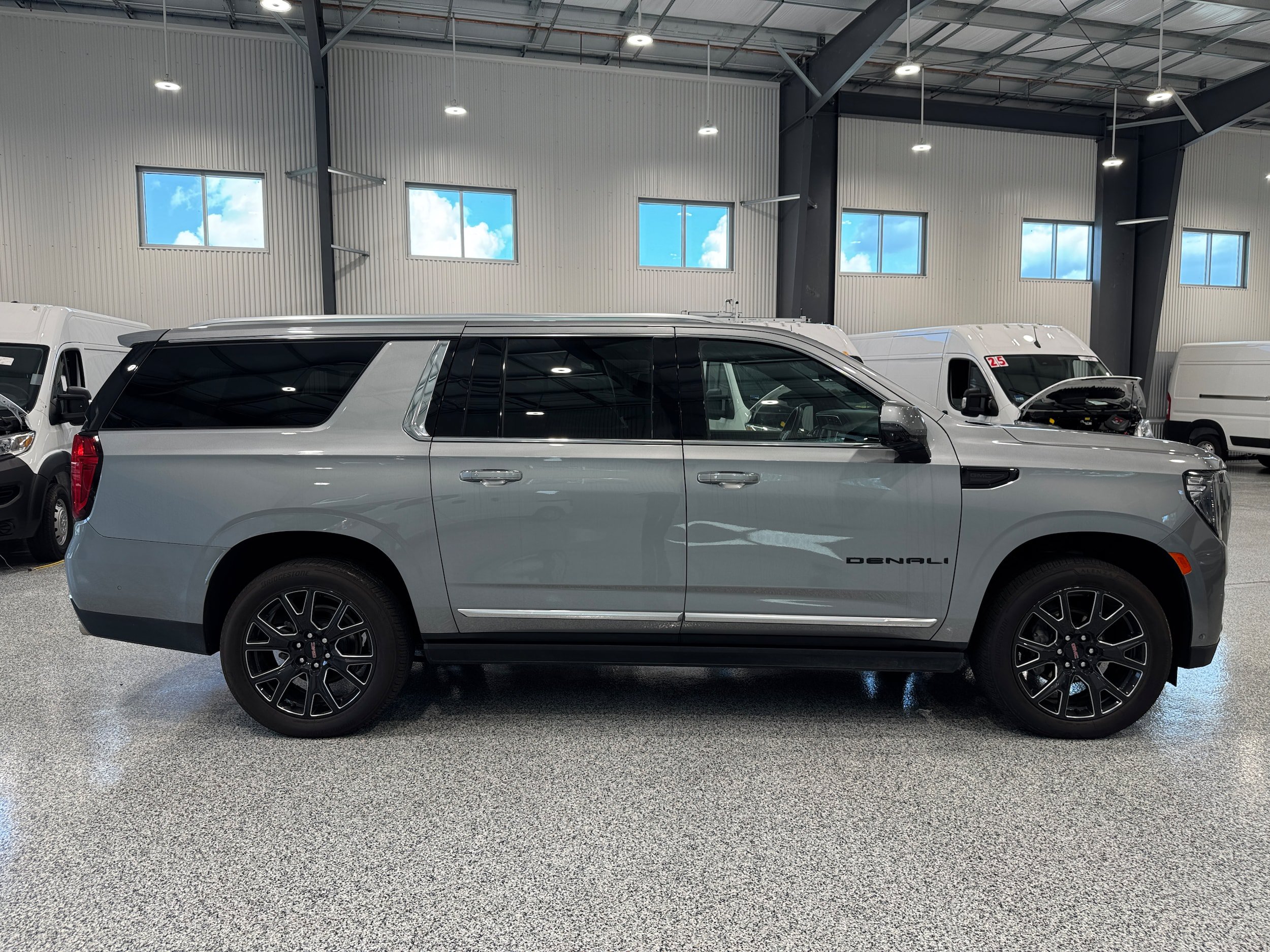 Used 2024 GMC Yukon XL Denali w/ Advanced Technology Package AWD/4WD image 9