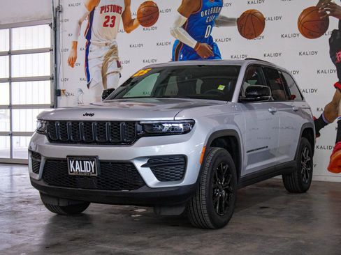 Used 2025 Jeep Grand Cherokee Altitude AWD/4WD image 20