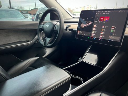 Used 2021 Tesla Model Y Long Range image 32